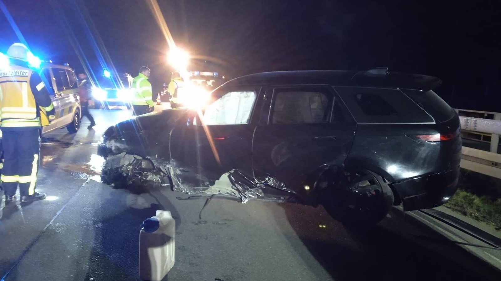 Drei-Verletzte-und-riesiges-Tr-mmerfeld-nach-Unfall-auf-Autobahn-bei-Meerhof