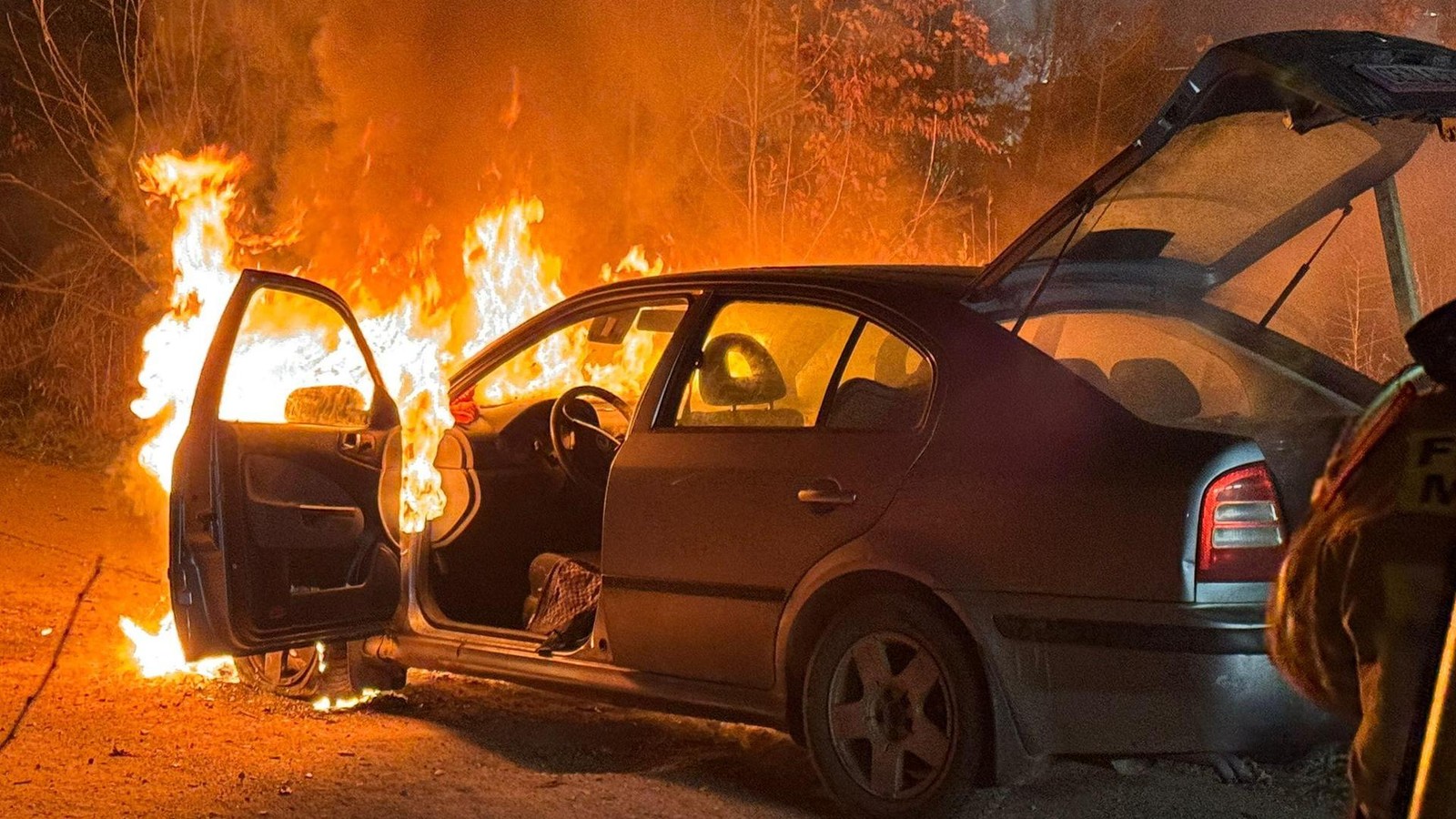 Feuerwehr-l-scht-brennendes-Auto-im-Kreis-Helmstedt-Fahrer-entgeht-Flammen