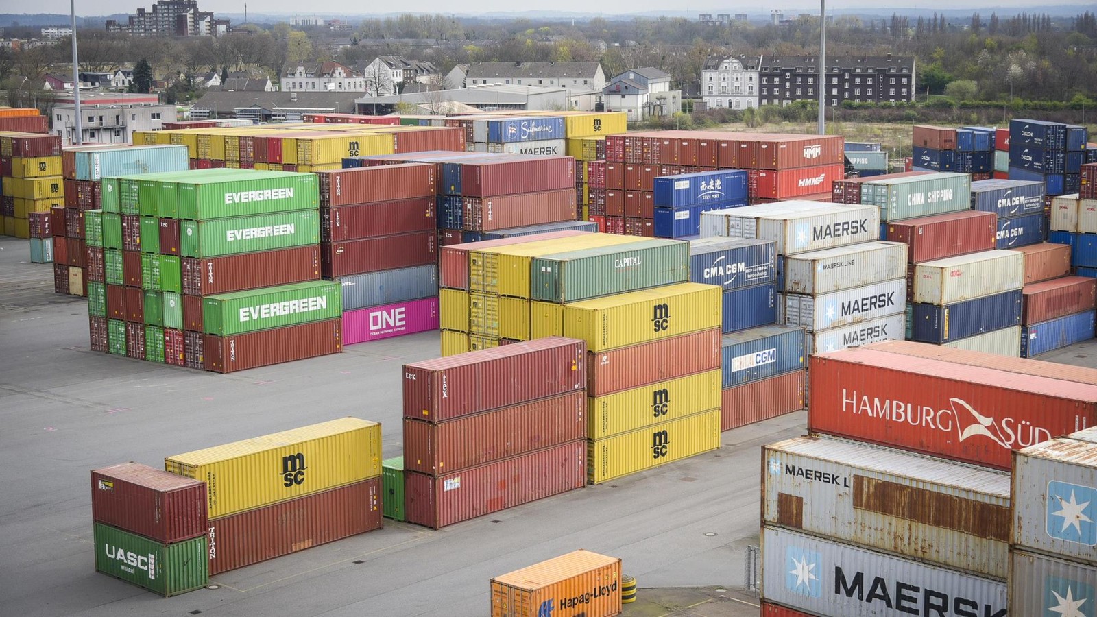 Feuerwehr-in-Duisburg-tzende-und-giftige-Fl-ssigkeit-tritt-aus-Container