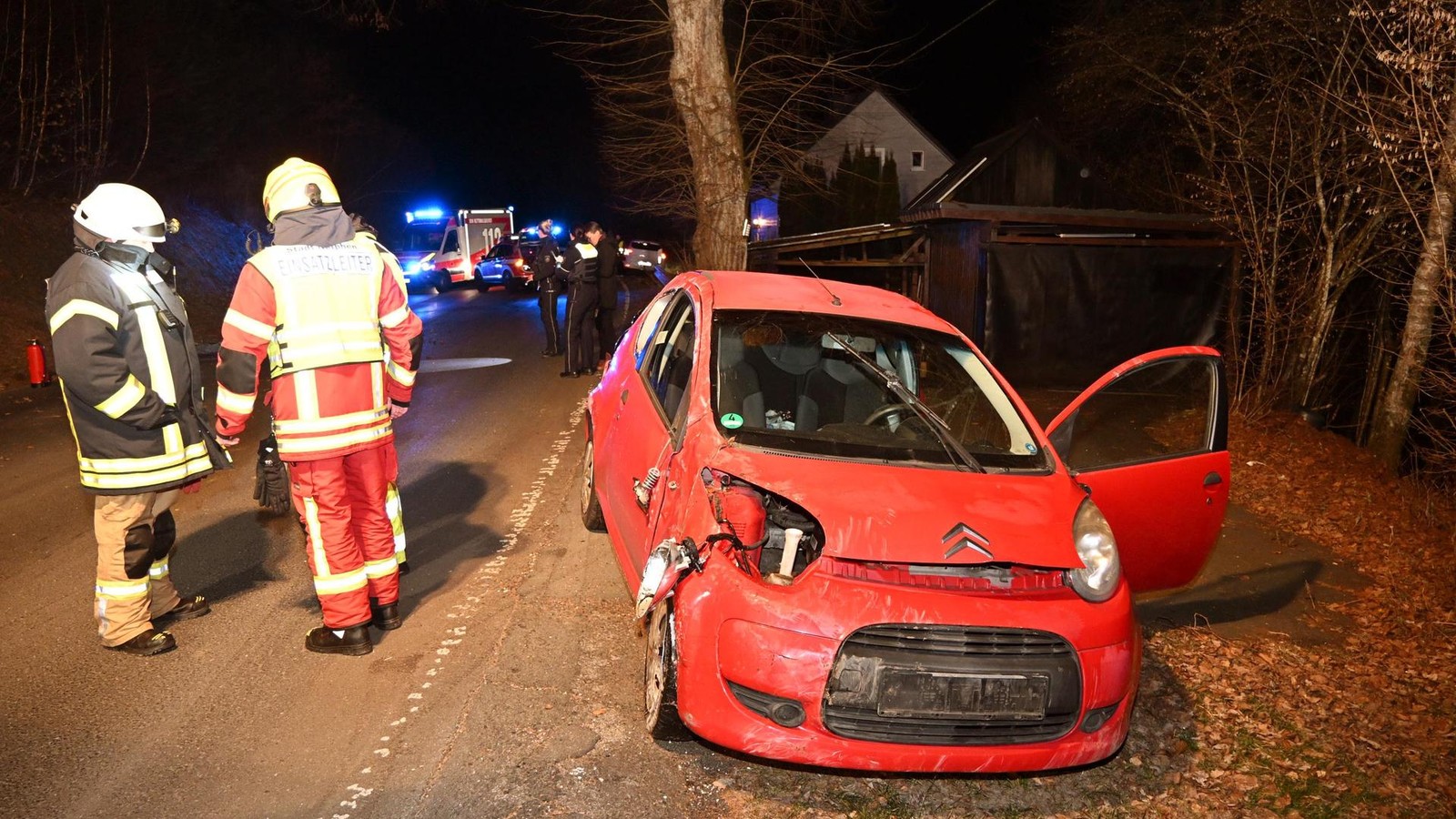 Netphen-Auto-schleudert-auf-eisglatter-Landstra-e-in-die-B-schung