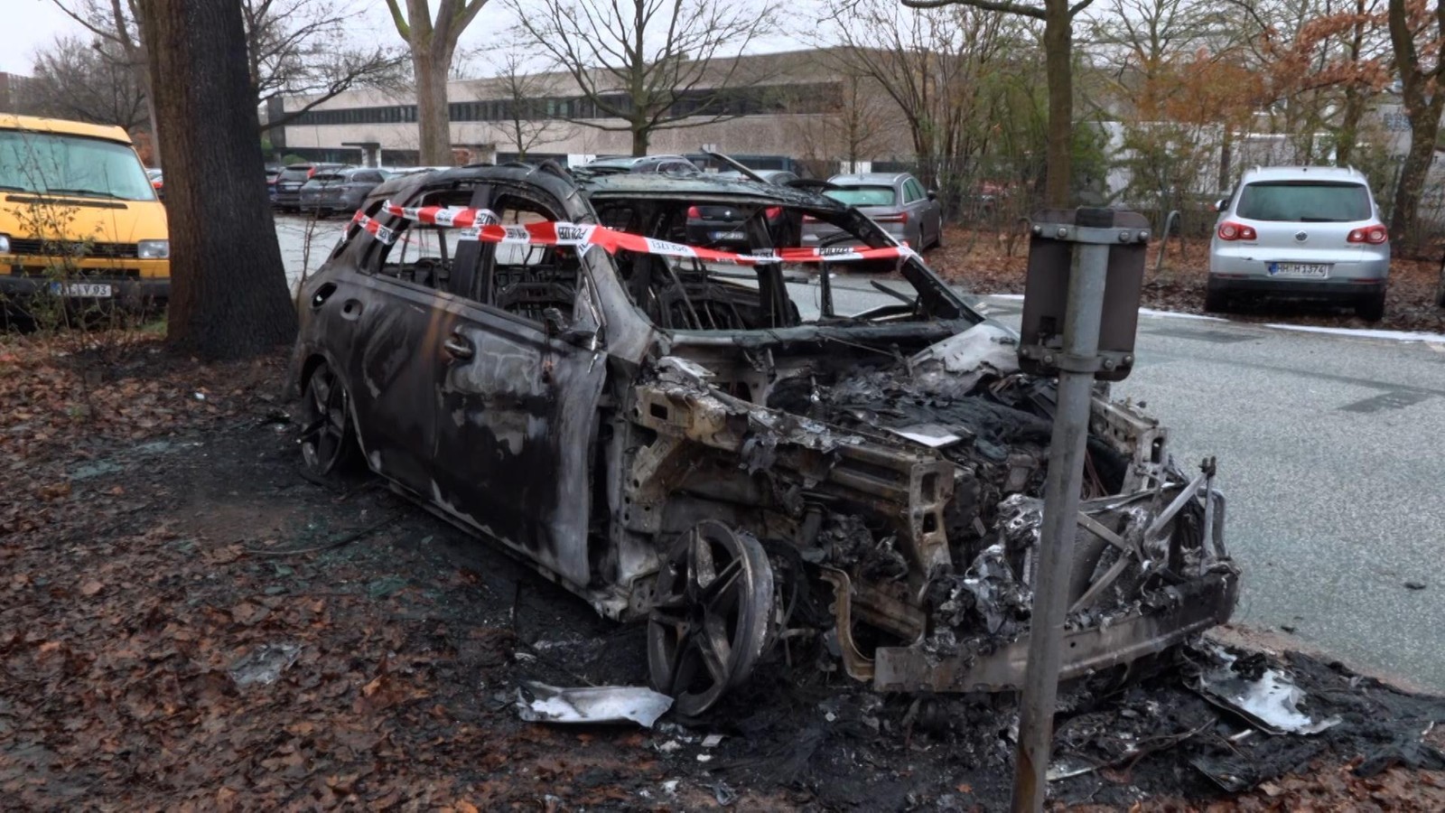 Vier-Autos-brennen-am-Flughafen-Hamburg-lichterloh-Attacke-gegen-Ausw-rtige-