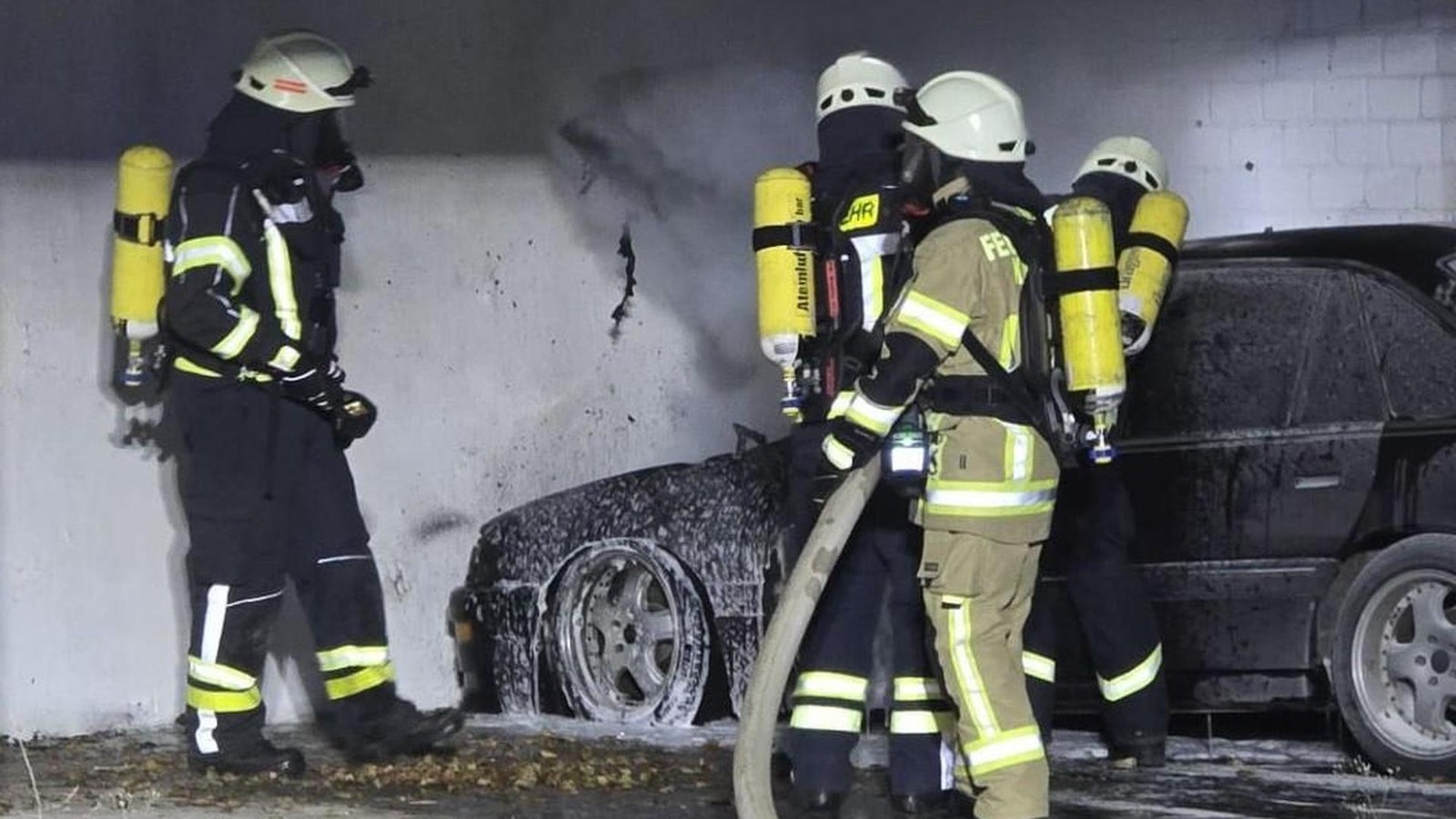 Einsatz-f-r-die-Feuerwehr-Kalkar-Auto-steht-unter-Carport-in-Vollbrand