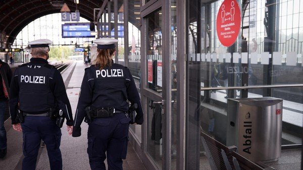 Mann zeigt Hitlergruß am Dammtor – Beamte finden gefährliche Multi-Tools