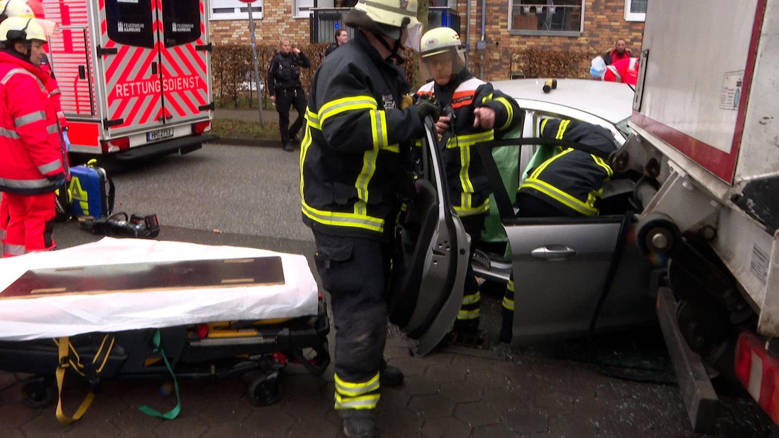 Pkw-rutscht-unter-Lkw-eine-Frau-eingeklemmt-und-schwer-verletzt