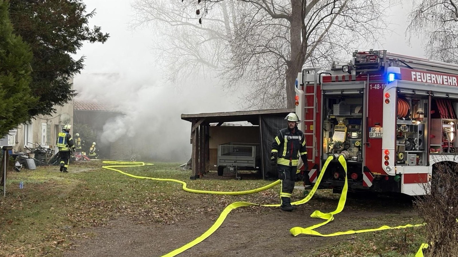 Sorge-um-Menschenleben-in-Gefahr-in-brennender-Gifhorner-Hofruine