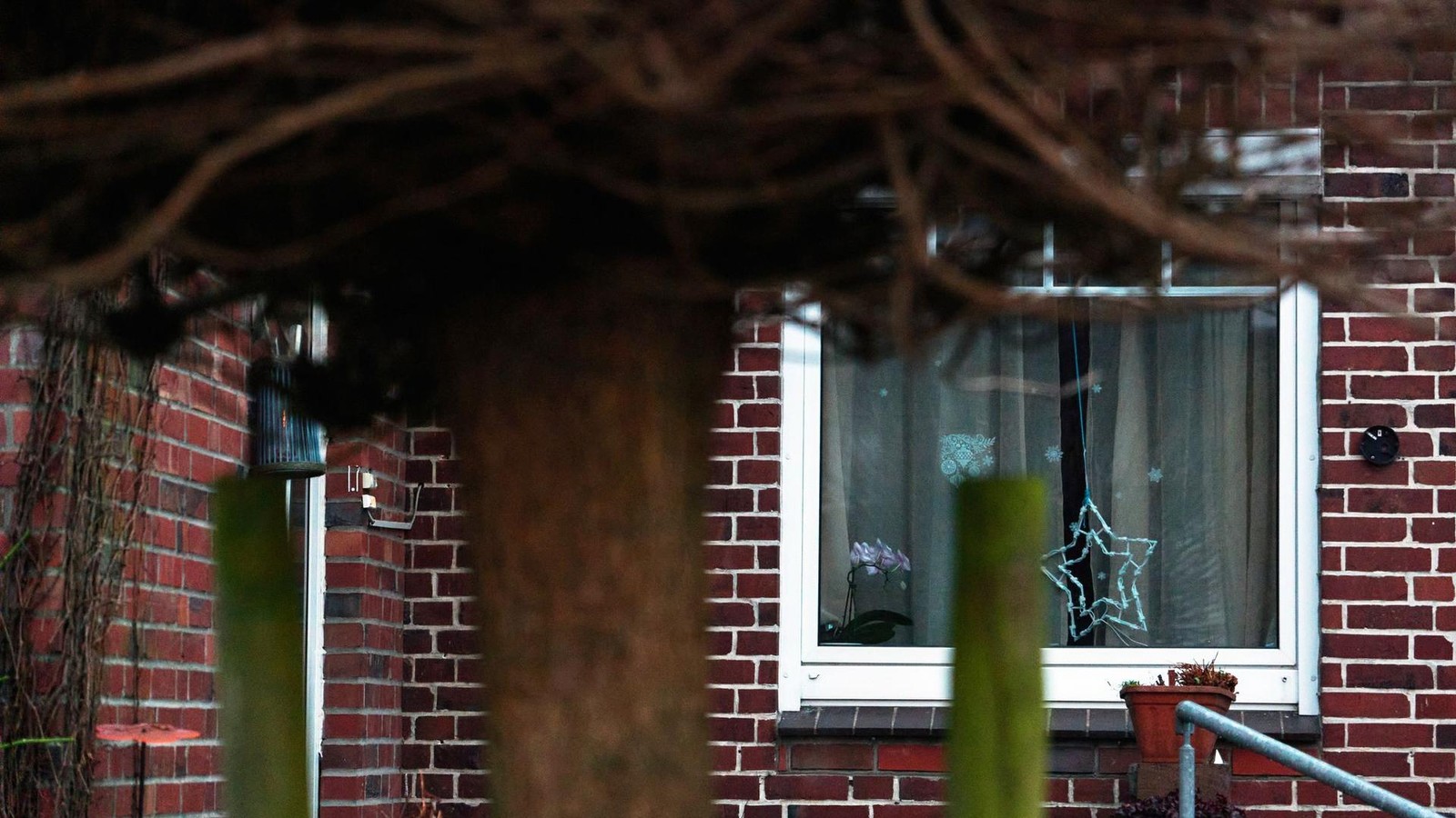 vierfache-mutter-an-haust-r-erstochen-ex-partner-stellt-sich