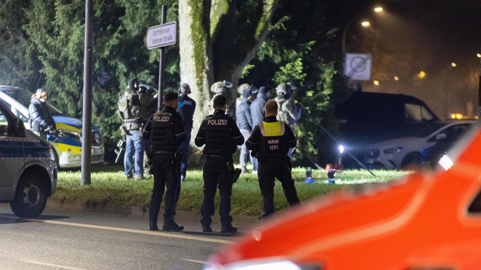 Gro-einsatz-der-Polizei-in-Bochum-28-J-hriger-h-lt-sich-Messer-an-den-Hals