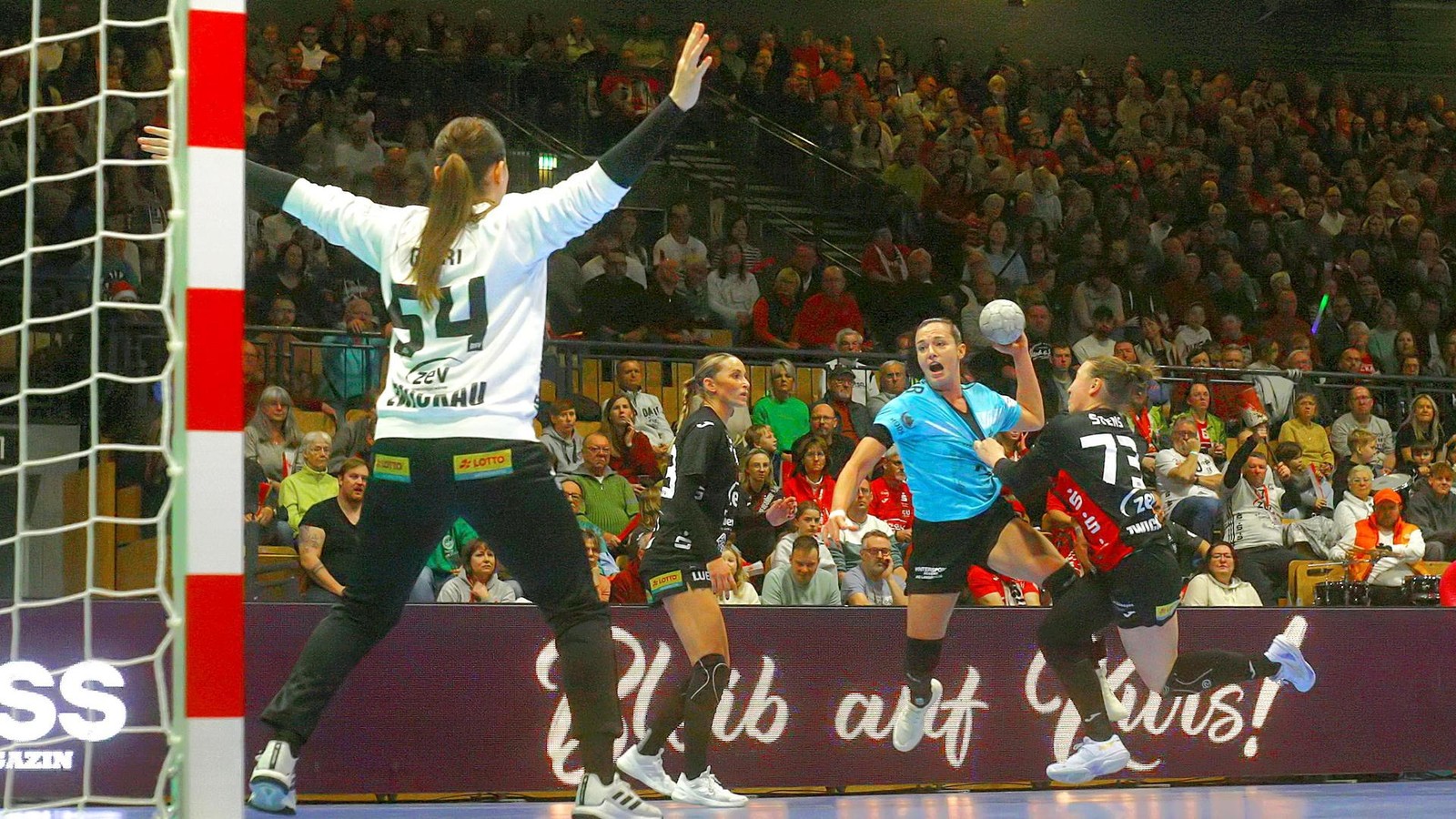 Knapper-geht-es-nicht-THC-Handballerinnen-zittern-in-Zwickau