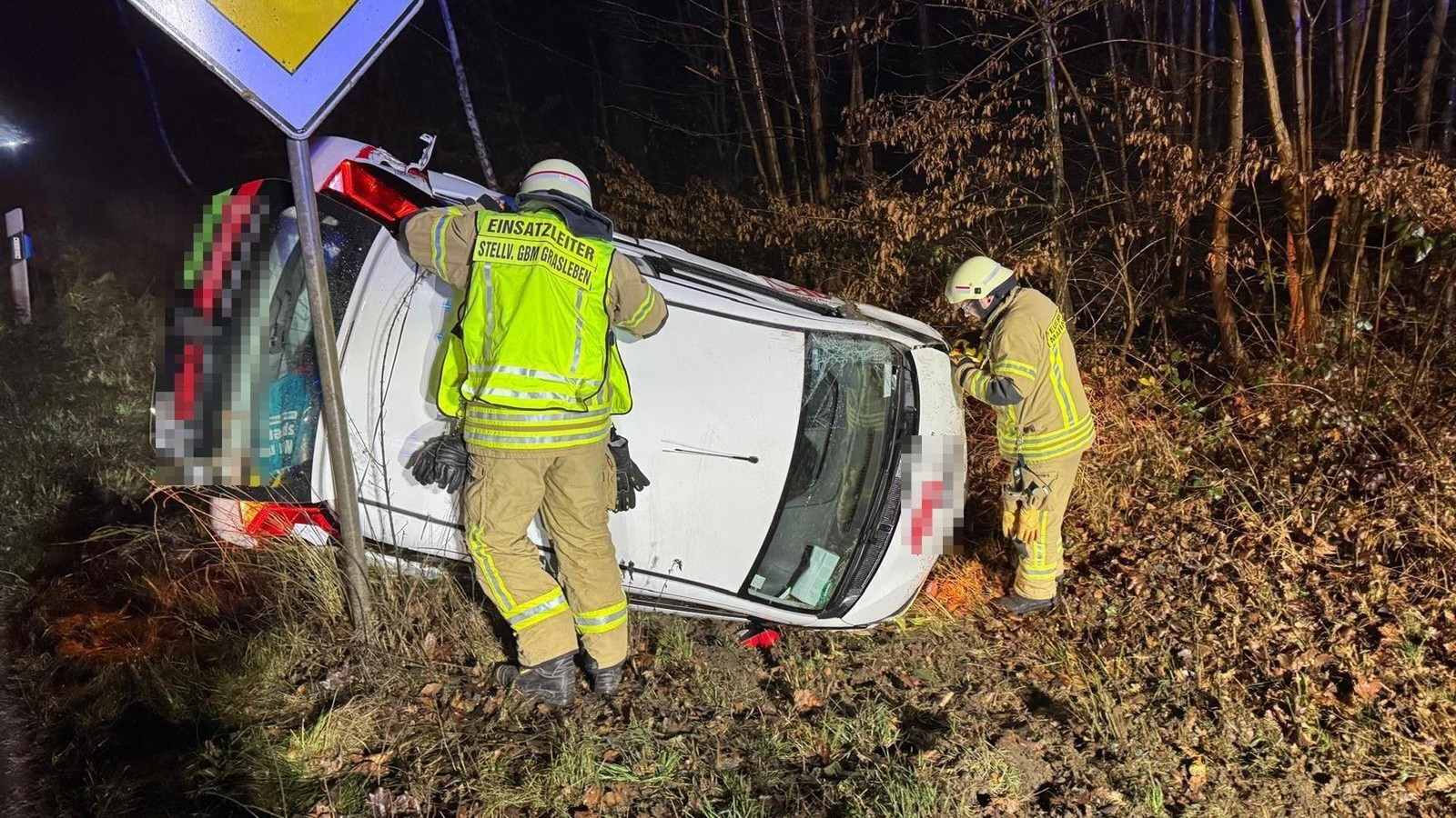 Autos-sto-en-auf-B244-Kreuzung-bei-Grasleben-zusammen