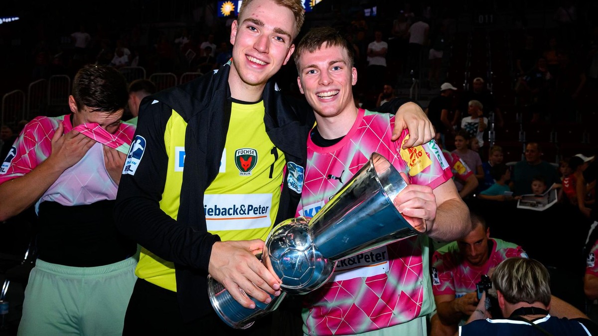 Torhüter Lasse Ludwig (l) und Nils Lichtlein jubeln 2024 nach dem Gewinn des Supercups. (Archivbild)