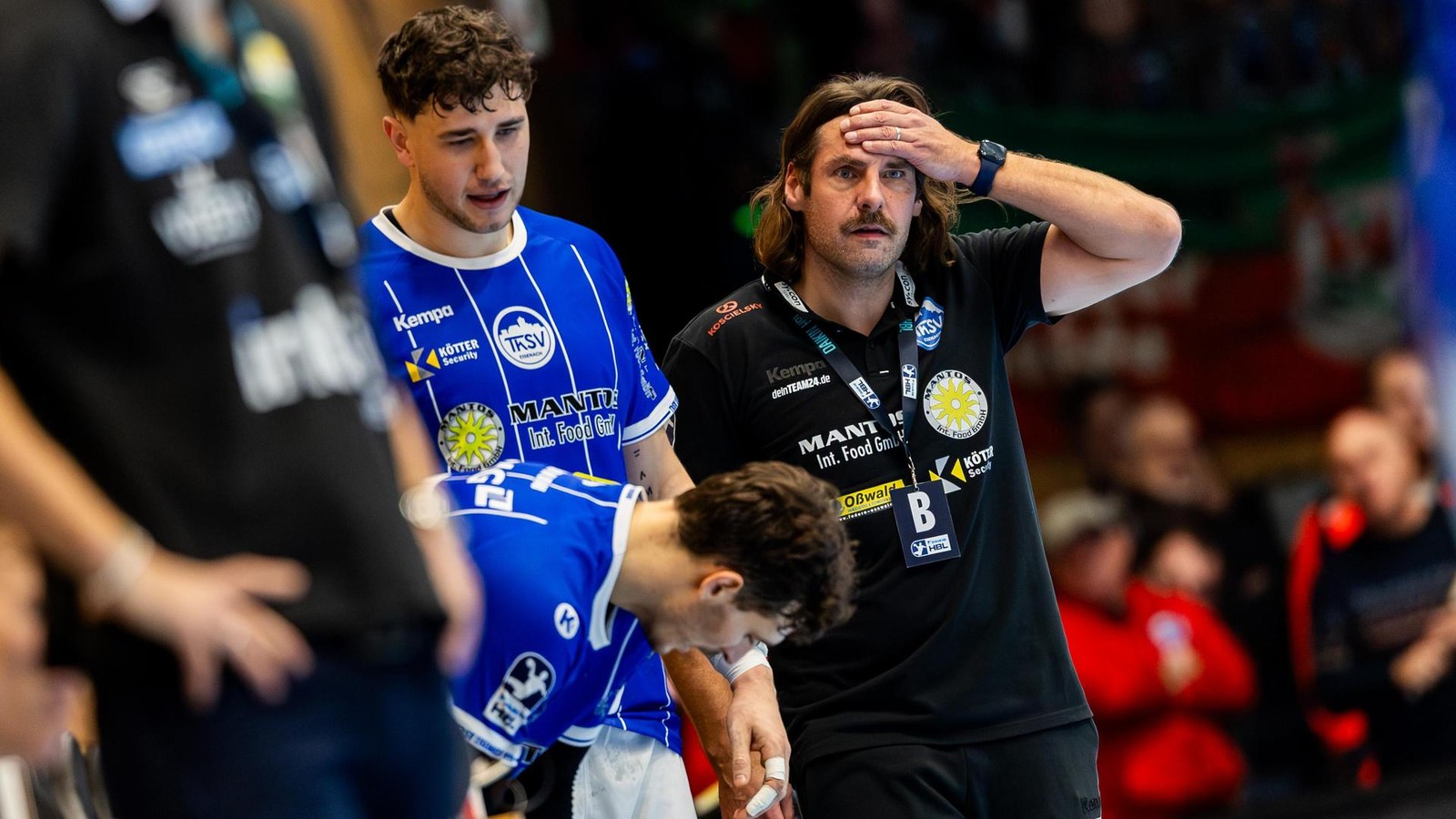 Kurios-Schiedsrichter-haut-den-Trainer-des-ThSV-Eisenach-um