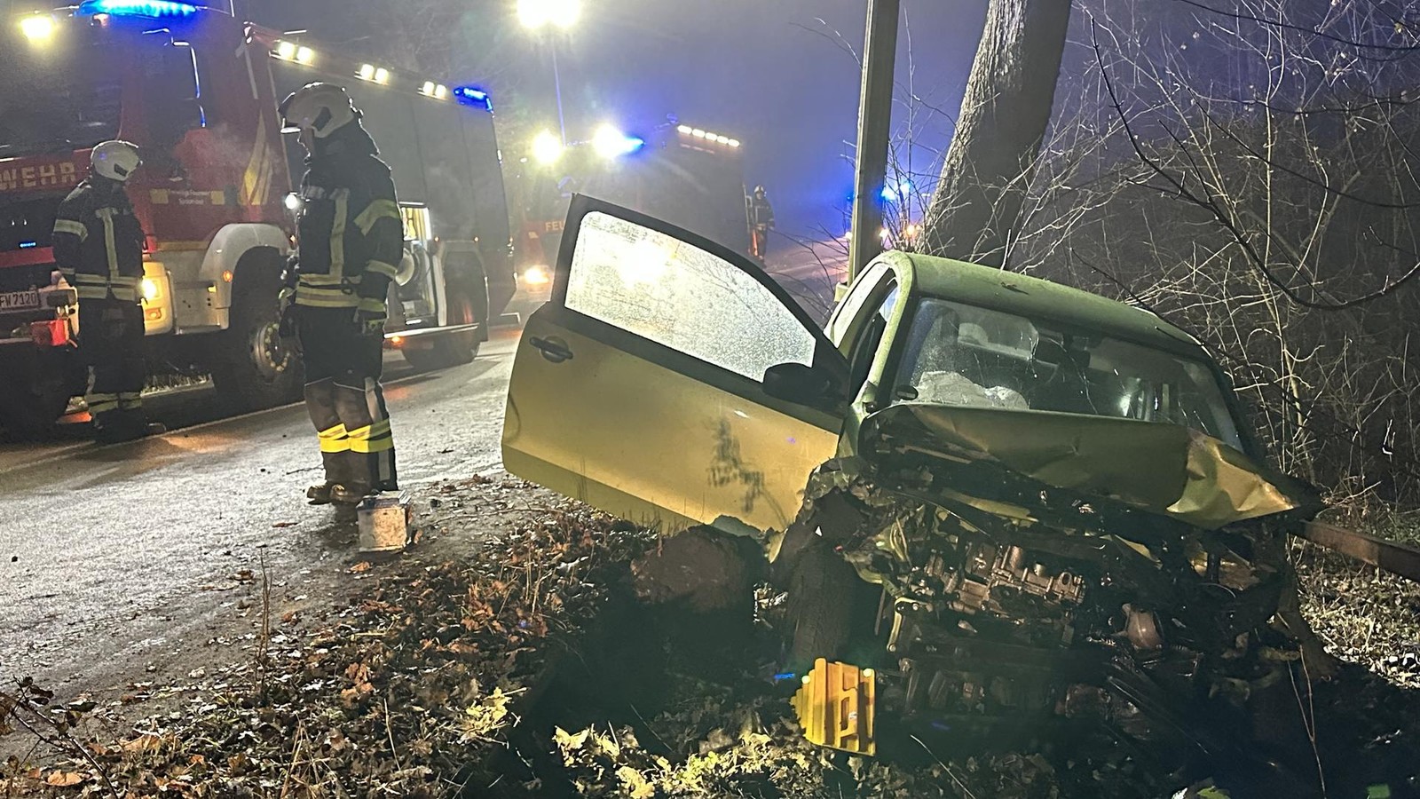 Schwerer-Verkehrsunfall-in-Sprockh-vel-Stra-e-gesperrt