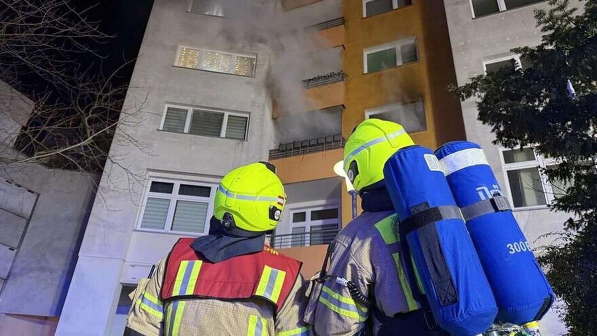 Hochhaus in Berlin-Spandau brennt – mehrere Menschen verletzt -
                      1. Resim