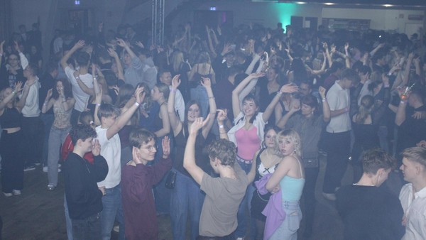 Gifhorner feierten mit sechs DJs Partylution im dichten  Disconebel