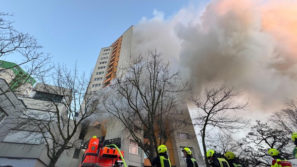 Nach Großbrand: Hochhaus in Berlin-Spandau evakuiert – mehrere Menschen verletzt