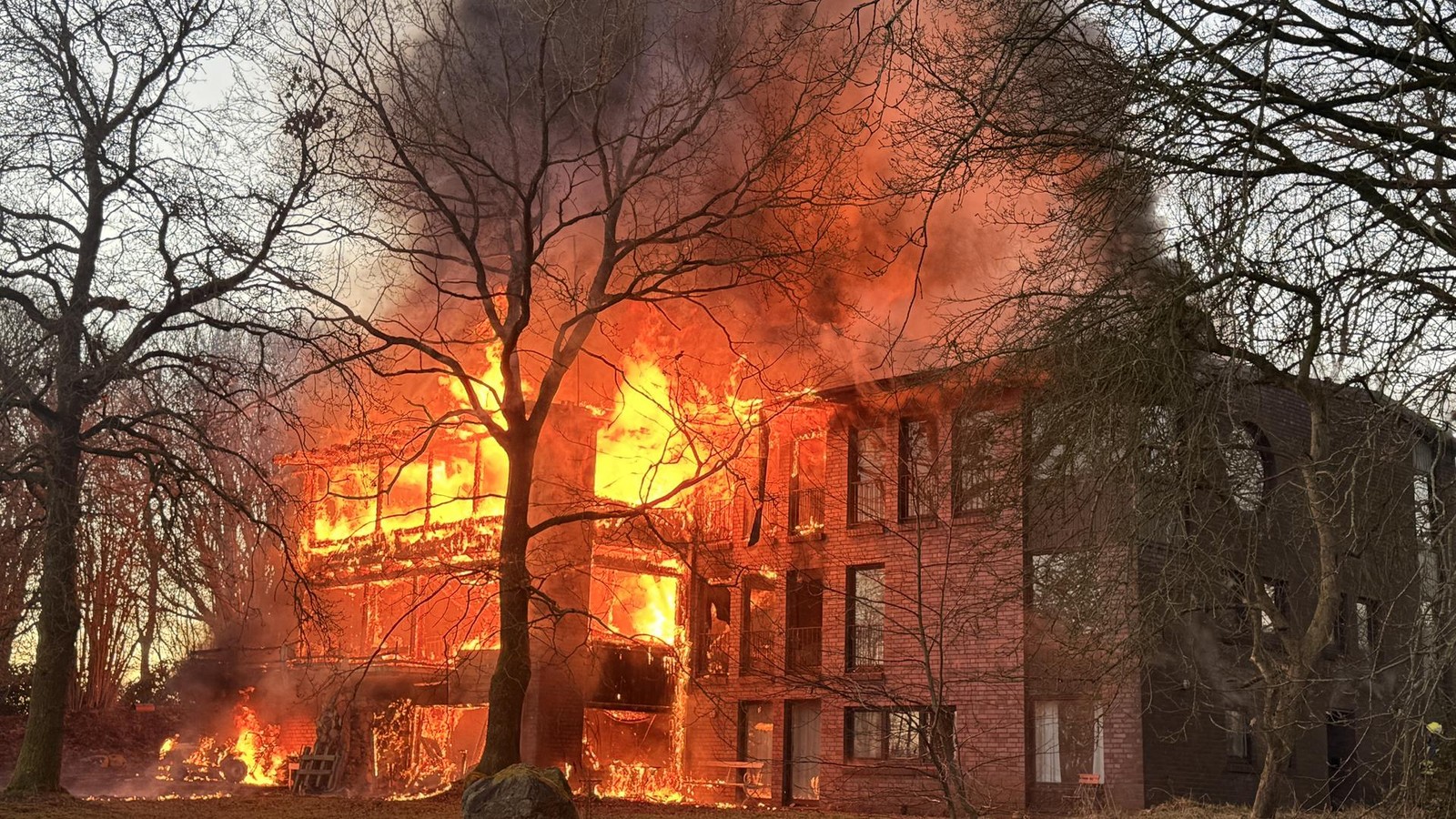 Drama-nach-verheerendem-Hausbrand-Feuerwehr-findet-leblose-Person