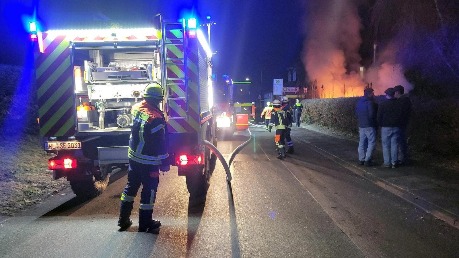 Beliebter-Grieche-in-Gefahr-Feuerwehr-l-scht-Flammen-in-Hittfeld