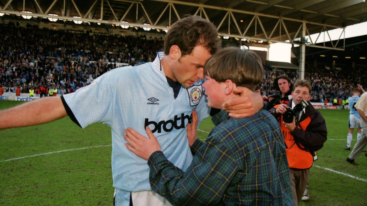 Manchester-City-Profi Uwe Rösler tröstet in den neunziger Jahren einen jungen Fan nach dem Abstieg des Klubs.