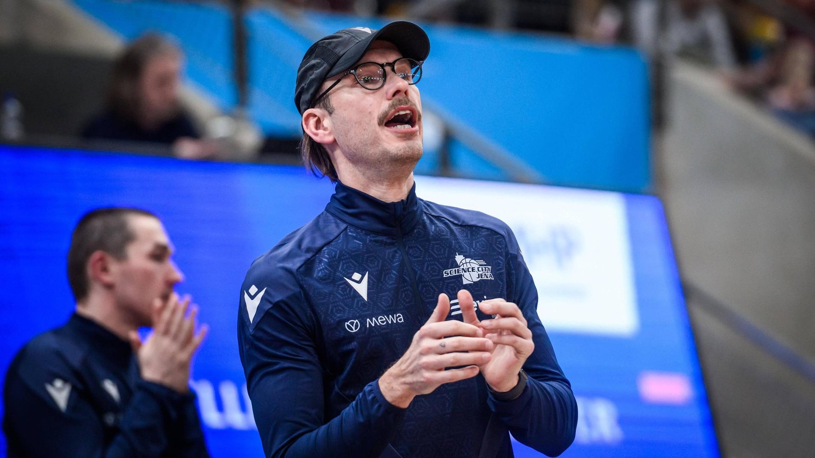 Vor-Bonn-Spiel-Science-City-Trainer-Bj-rn-Harmsen-bittet-um-Geduld