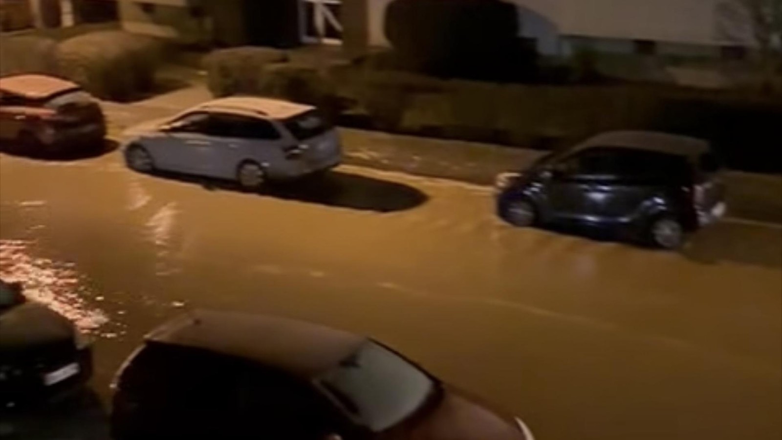 Rohrbruch-in-der-Nacht-Wasser-flutet-Stra-e-in-Duisburg