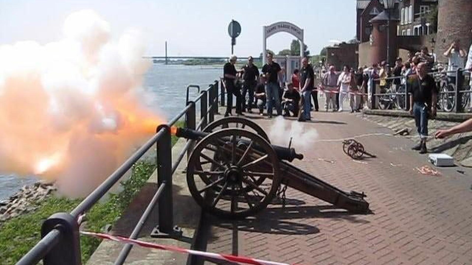 Donnernder-Jahresabschluss-Rees-feiert-Premiere-beim-Silvesterb-llern