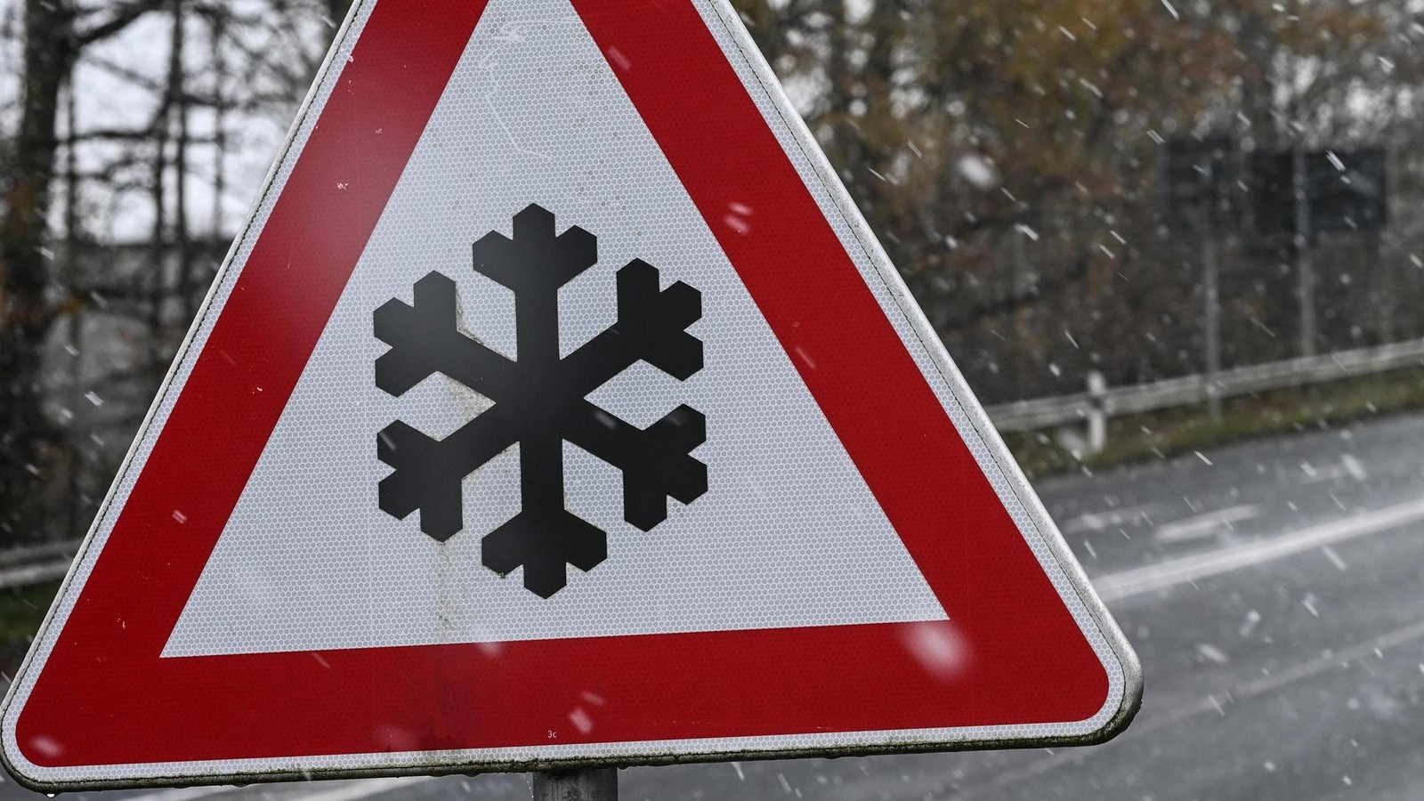 Glatteis-in-Kranenburg-Niederl-ndischer-Rennradfahrer-schwer-gest-rzt