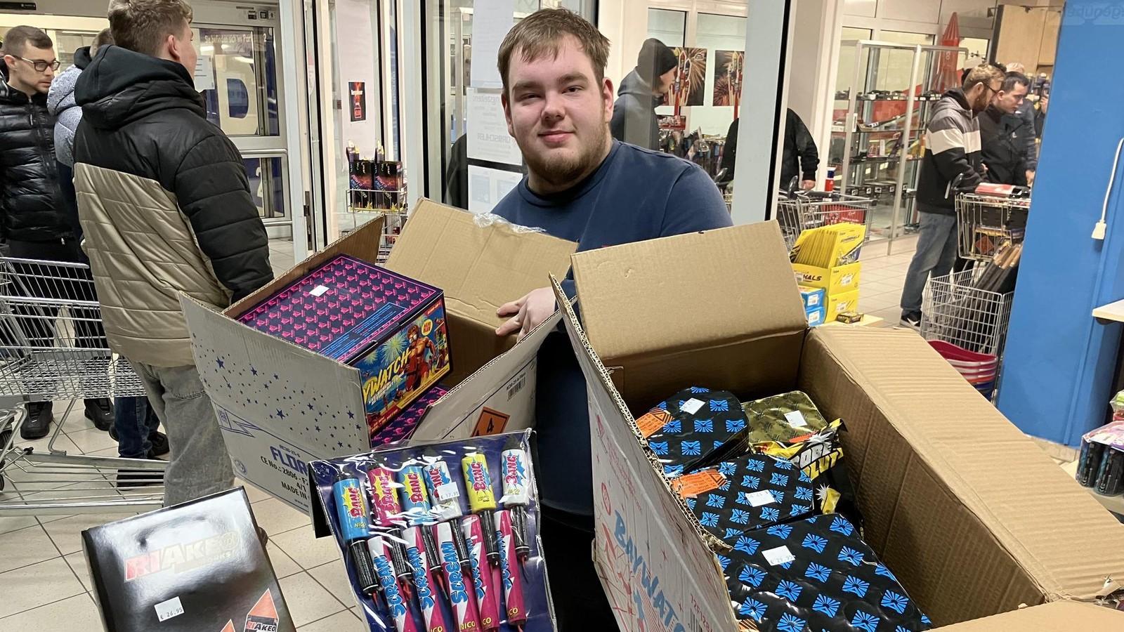 Anstehen-seit-3-30-Uhr-und-Supermarkt-Sturm-Der-Feuerwerksverkauf-hat-in-Jena-begonnen