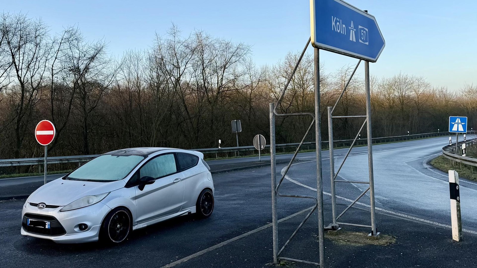 Verlassener-Ford-aus-Frankreich-Warum-er-seit-Wochen-an-der-A57-bei-Goch-steht