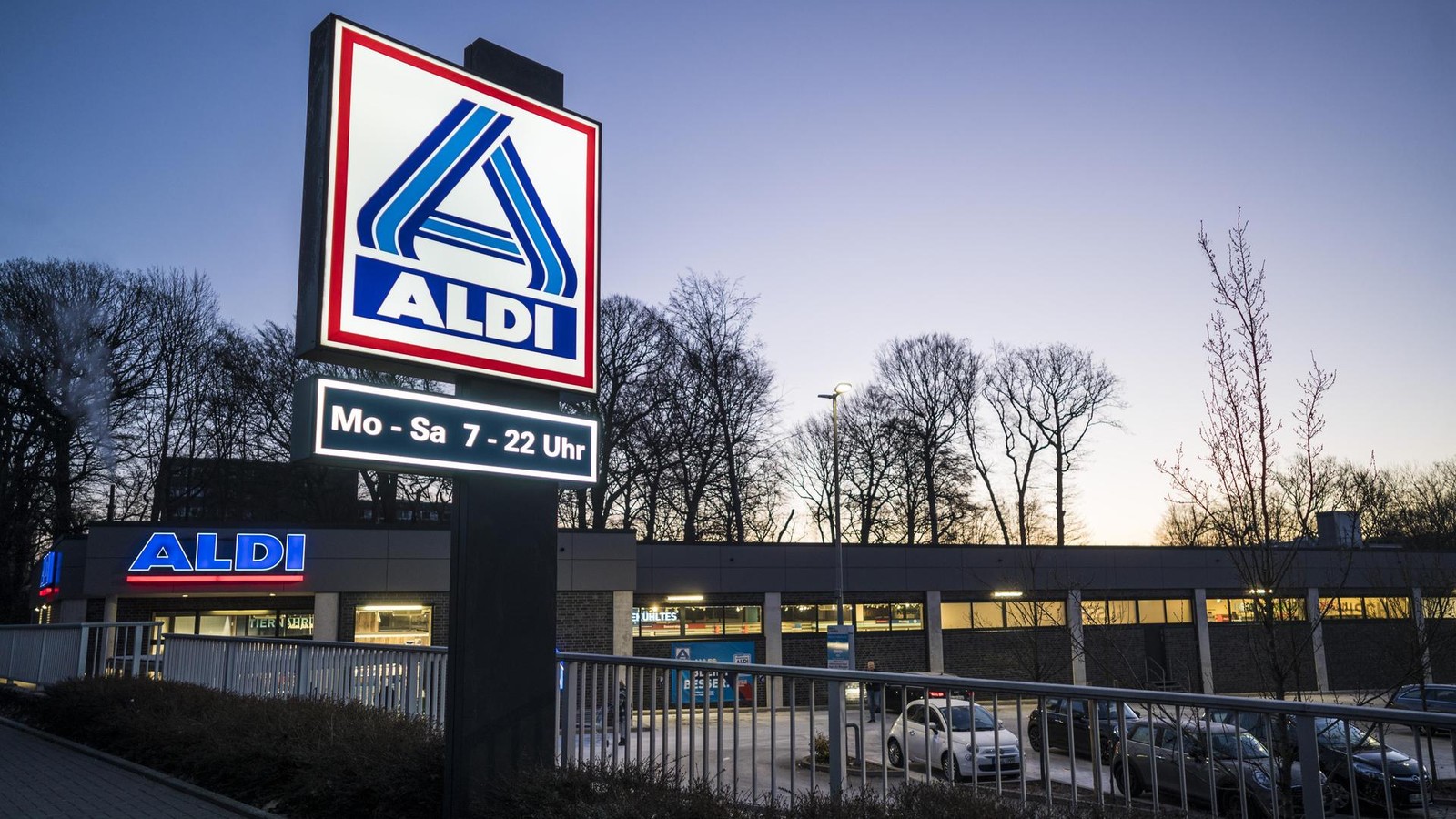 Silvester-Feuerwerk-aus-Container-auf-Aldi-Parkplatz-gestohlen-hoher-Schaden