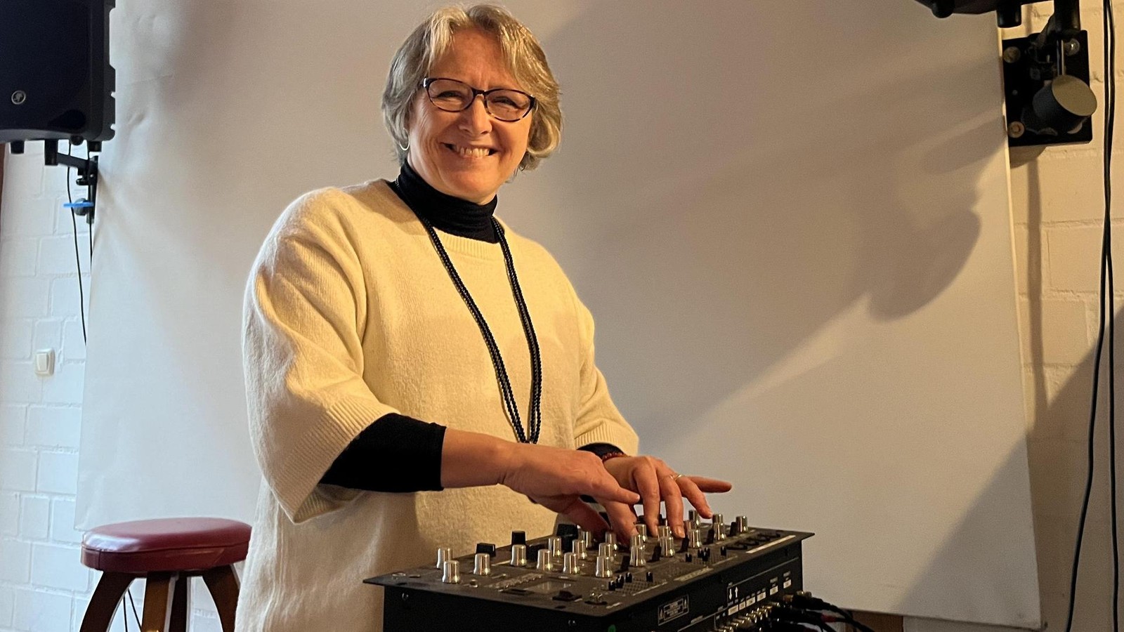 Mit-59-neu-hinterm-Mischpult-Diese-DJane-hat-strenge-Regeln