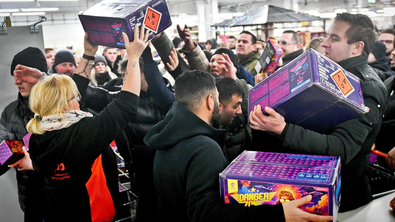 Schlange-stehen-f-r-die-besten-B-ller-Feuerwerksverkauf-startet-in-Bottrop