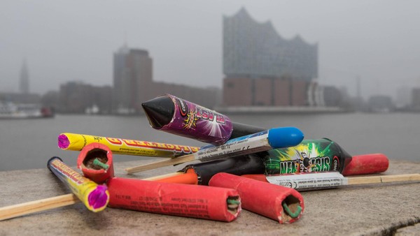 Männer zünden Silvester-Batterie in Bus – junge Frau verletzt