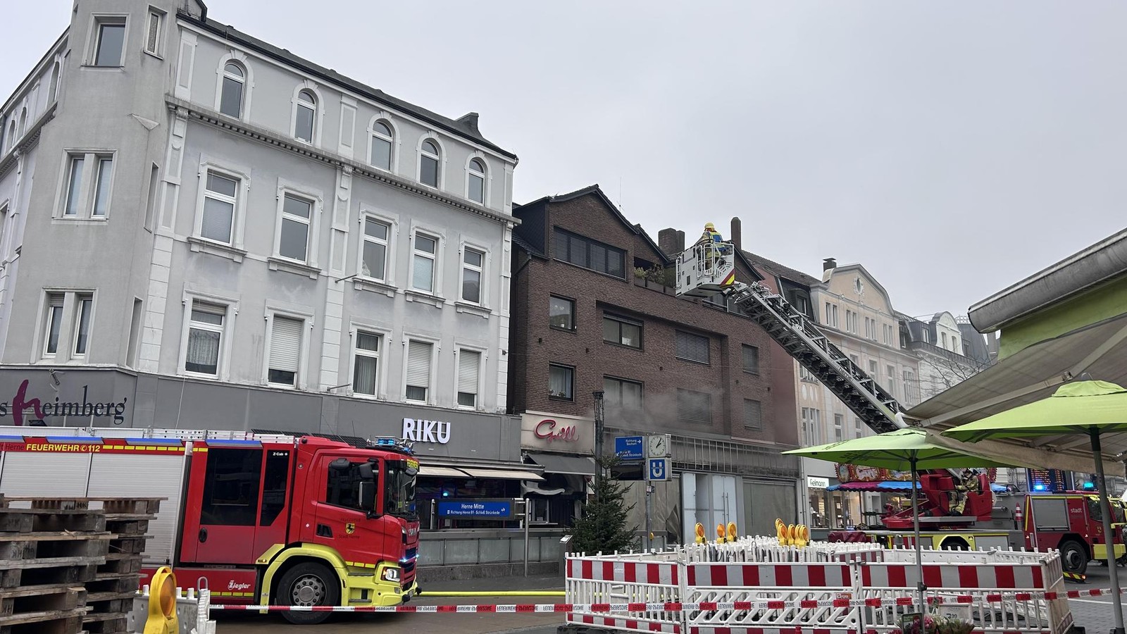 Feuer-in-Herne-Imbiss-brennt-Fu-g-ngerzone-gesperrt