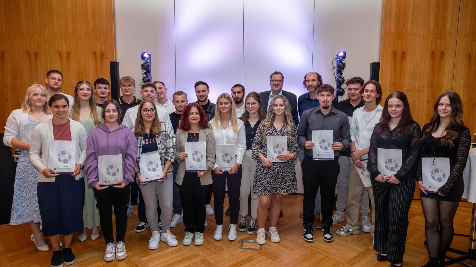 Kreis-Olpe-Maler-und-Lackierer-feiern-ihren-Nachwuchs-im-Beruf