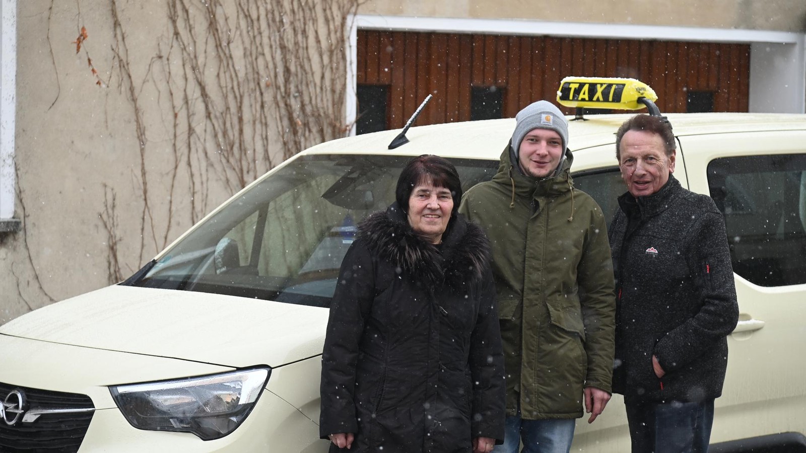 55-Jahre-Taxi-gefahren-Demn-chst-bernimmt-Enkel-Jonas-den-Taxibetrieb-seiner-Gro-eltern