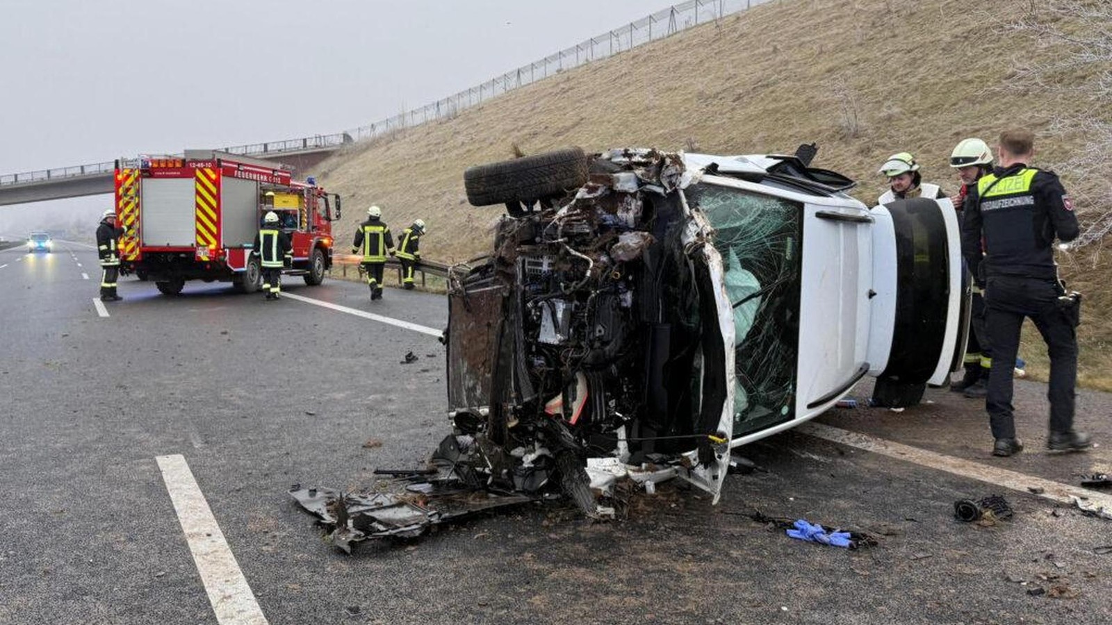 Auto-berschl-gt-sich-auf-der-A7-bei-Echte-f-nf-Personen-verletzt