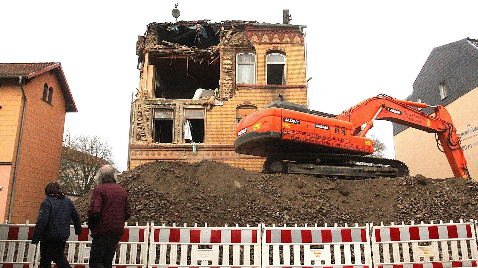 Spektakul-rer-Abriss-in-M-hlhausen-die-Bilder-des-Tages