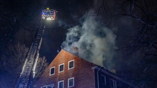 Großbrand in Barmbek-Süd: Dachstuhl in Flammen – Warnung vor Rauchwolke