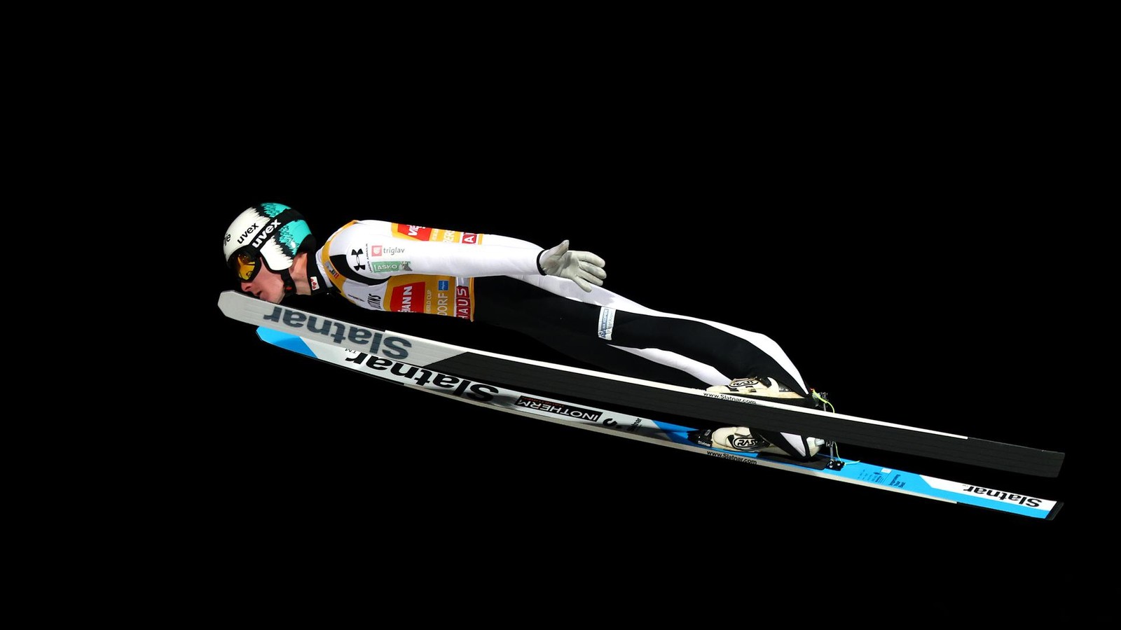 Vierschanzentournee-Prevc-gewinnt-Auftaktspringen-Hoffmann-Dritter