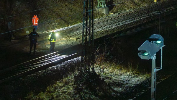 Unbekannte legten Steine auf Gleise – Bahnstrecke Hamburg-Bremen wieder frei