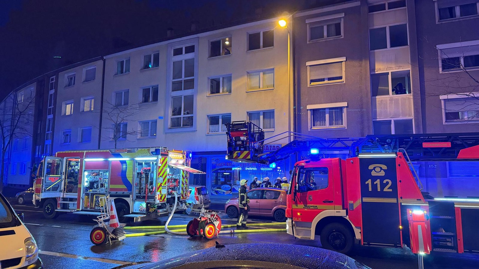 Kellerbrand-legt-Hauptstra-e-lahm-Gro-er-Feuerwehreinsatz-in-M-lheim