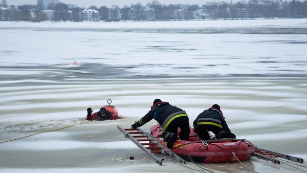Eingebrochen im Eis: Feuerwehr gibt Tipps – so verhalten Sie sich richtig