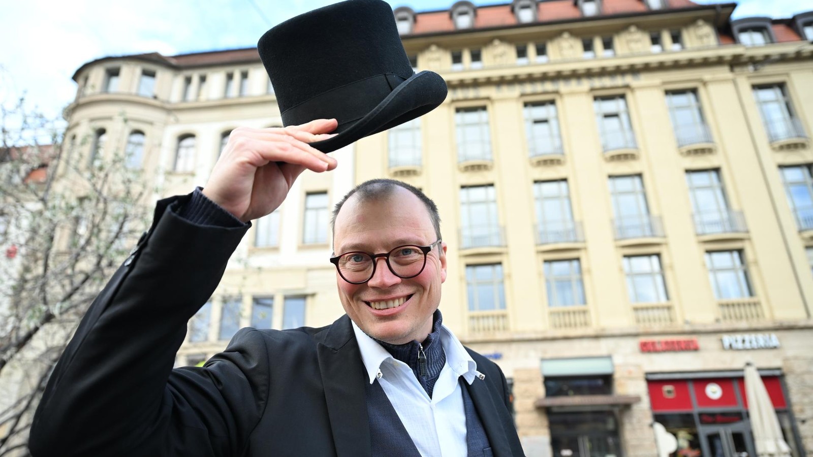 Als-falscher-Prinz-h-lt-er-die-feine-Gesellschaft-Erfurts-zum-Narren