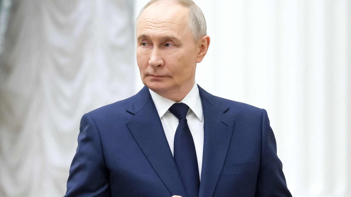 In this pool photograph distributed by the Russian state agency Sputnik, Russia's President Vladimir Putin hosts a state awards ceremony at the Kremlin in Moscow on December 24, 2025. (Photo by Mikhail METZEL / POOL / AFP)