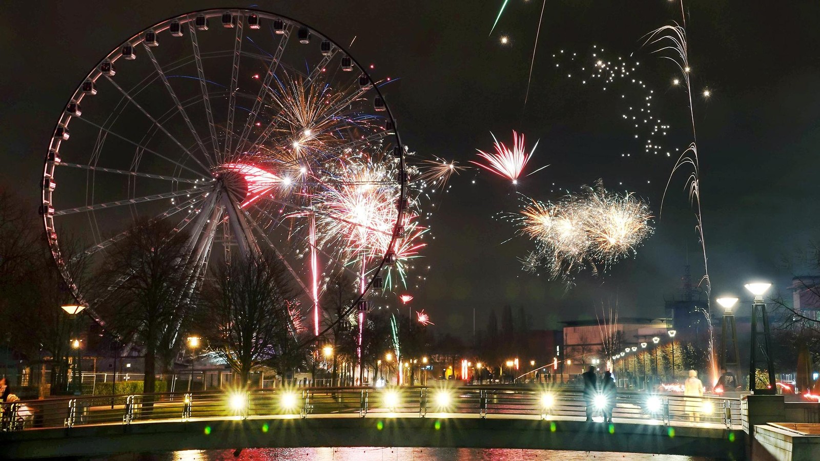 Niederl-nder-decken-sich-in-Oberhausen-mit-Feuerwerk-ein