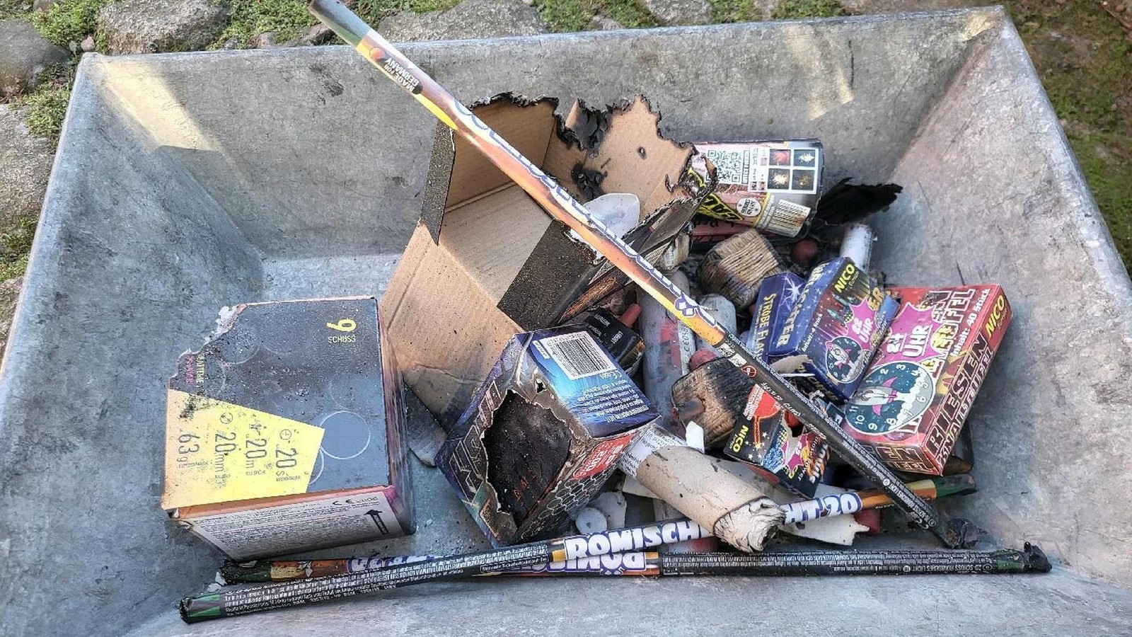 Jugendliche-hantieren-im-Haus-mit-B-llern-Feuerwehr-muss-kommen