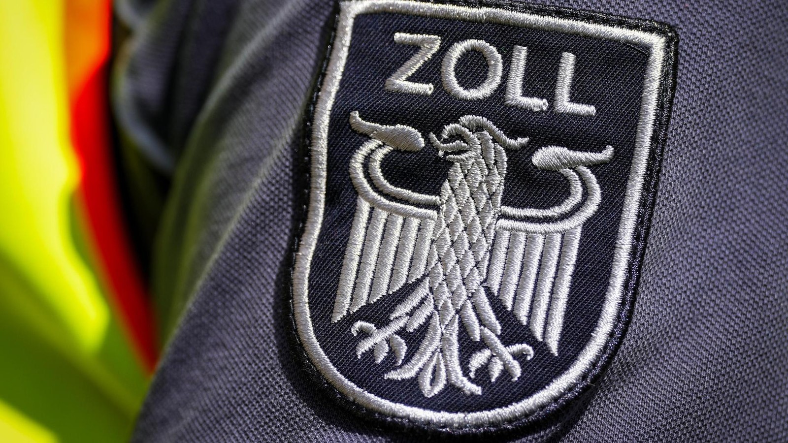 Auto-voller-Drogen-Zoll-beschlagnahmte-ordentliche-Menge-Ecstasy-und-Kokain