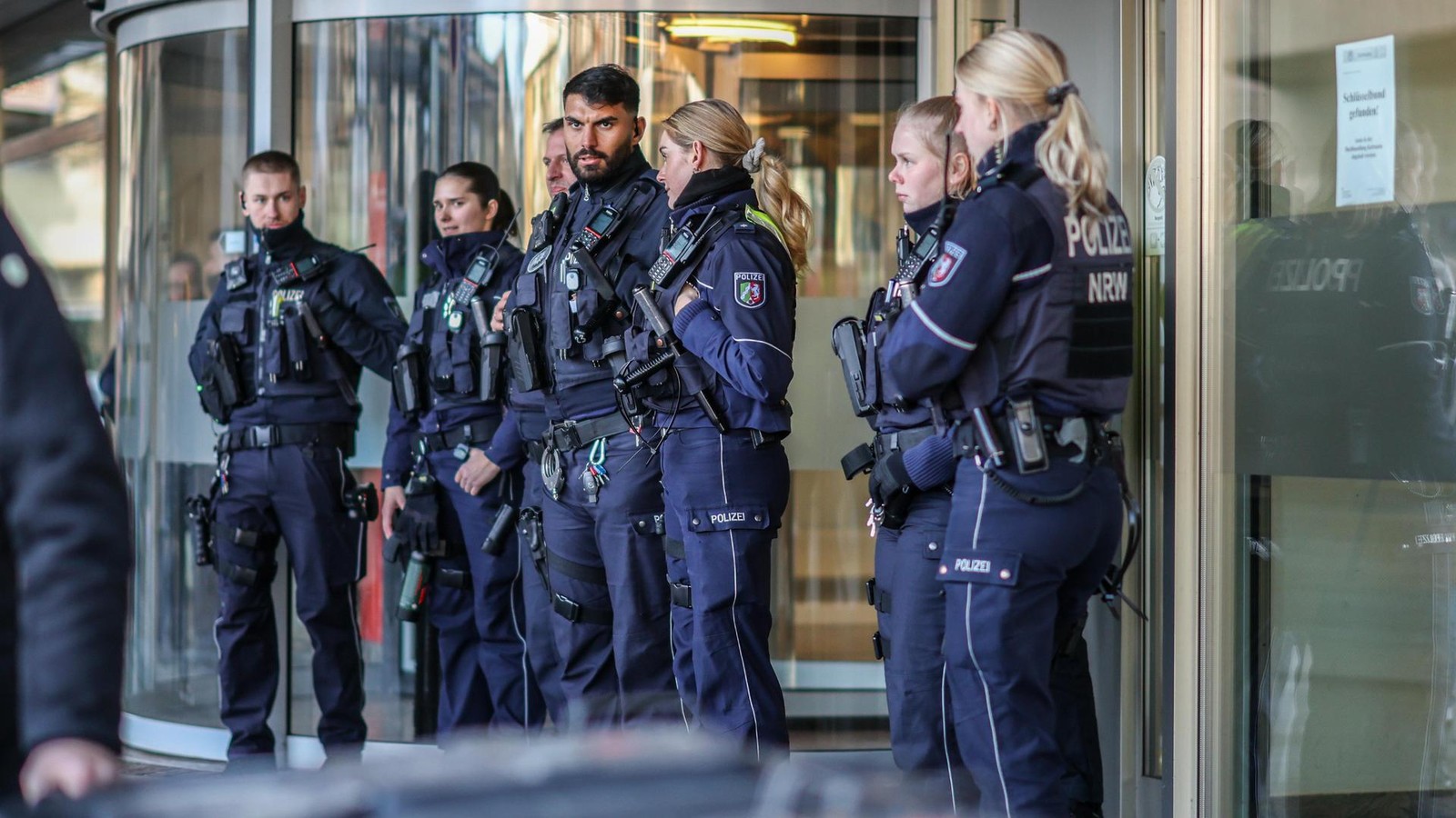 Millionen-Beute-in-NRW-Einbrecher-r-umen-3200-Schlie-f-cher-in-Sparkasse-leer