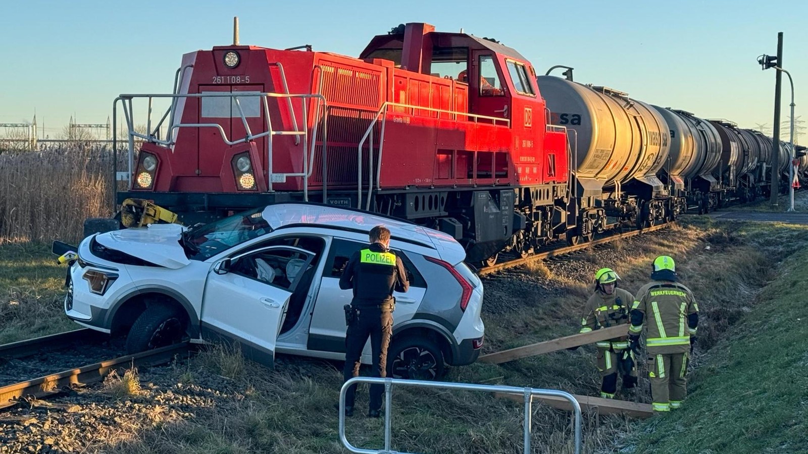 Nach-Kollision-Diesellok-schiebt-Auto-100-Meter-ber-Bahngleise
