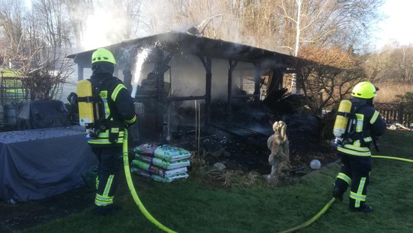 In Bad Sachsa bricht Feuer aus: Gartenhütte steht in Flammen